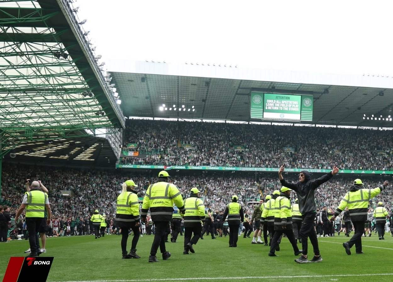 Sân Celtic Park vỡ trận trước tiếng còi mãn cuộc